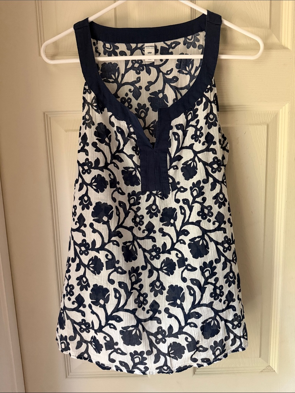 Old Navy Navy and White Floral Sleeveless Tank